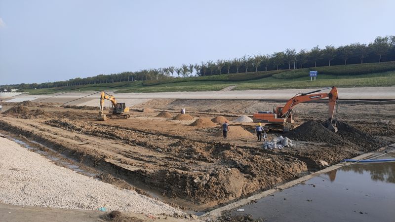 洪澤站泵站至洪金涵洞天然河道硬化砂石墊層鋪設